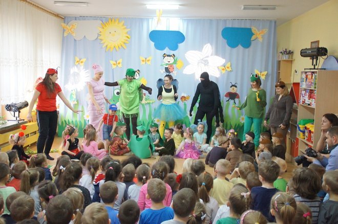 Spektakl o przygodach niesfornego Krzysia w wykonaniu przedszkolaków z Krainy Misiów [WIDEO, ZDJĘCIA] - zdjęcie #64 - eOstroleka.pl