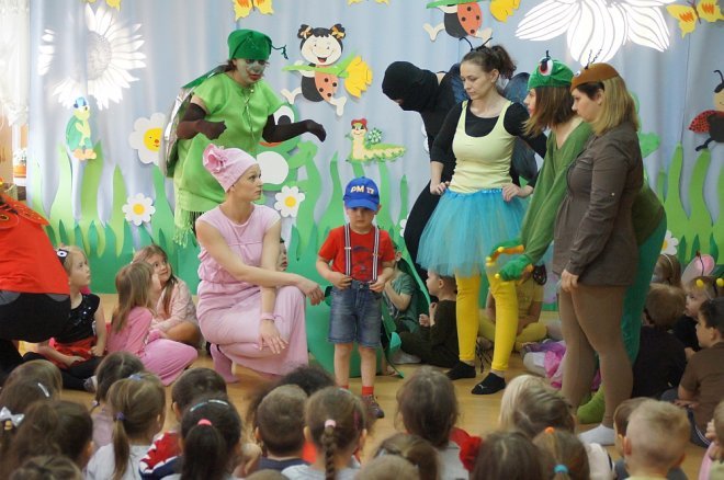 Spektakl o przygodach niesfornego Krzysia w wykonaniu przedszkolaków z Krainy Misiów [WIDEO, ZDJĘCIA] - zdjęcie #70 - eOstroleka.pl