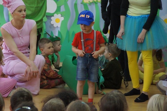 Spektakl o przygodach niesfornego Krzysia w wykonaniu przedszkolaków z Krainy Misiów [WIDEO, ZDJĘCIA] - zdjęcie #72 - eOstroleka.pl