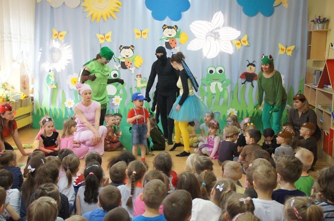 Spektakl o przygodach niesfornego Krzysia w wykonaniu przedszkolaków z Krainy Misiów [WIDEO, ZDJĘCIA] - zdjęcie #73 - eOstroleka.pl