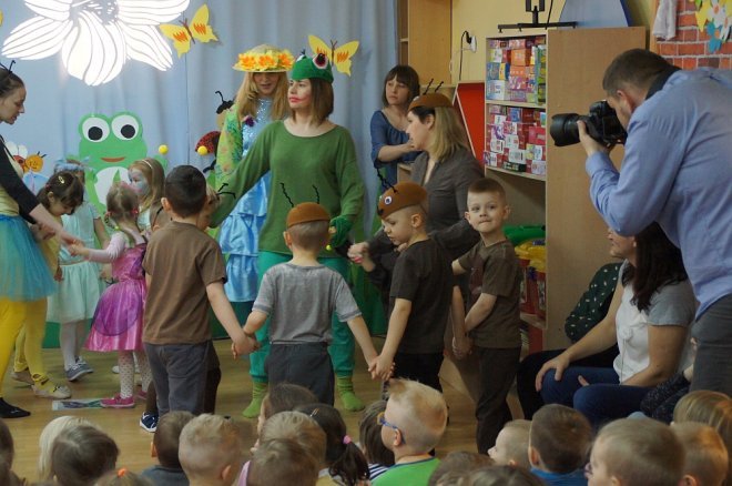 Spektakl o przygodach niesfornego Krzysia w wykonaniu przedszkolaków z Krainy Misiów [WIDEO, ZDJĘCIA] - zdjęcie #77 - eOstroleka.pl