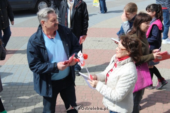 Ostrołęka: Ogromna kolejka po darmową biało-czerwoną flagę [ZDJĘCIA] - zdjęcie #27 - eOstroleka.pl