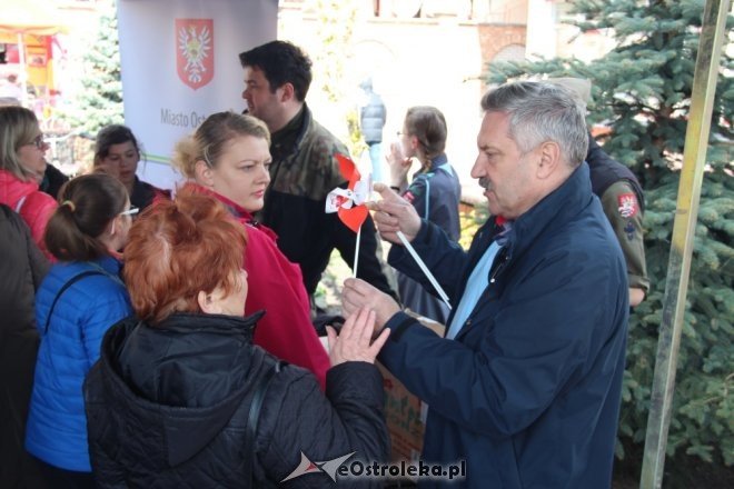 Ostrołęka: Ogromna kolejka po darmową biało-czerwoną flagę [ZDJĘCIA] - zdjęcie #31 - eOstroleka.pl