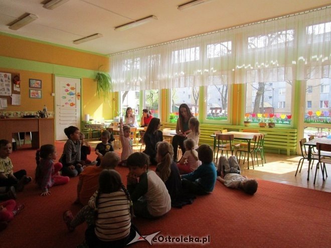 Wolontariusze z ostrołęckiej „czwórki” czytali przedszkolakom [ZDJĘCIA] - zdjęcie #7 - eOstroleka.pl