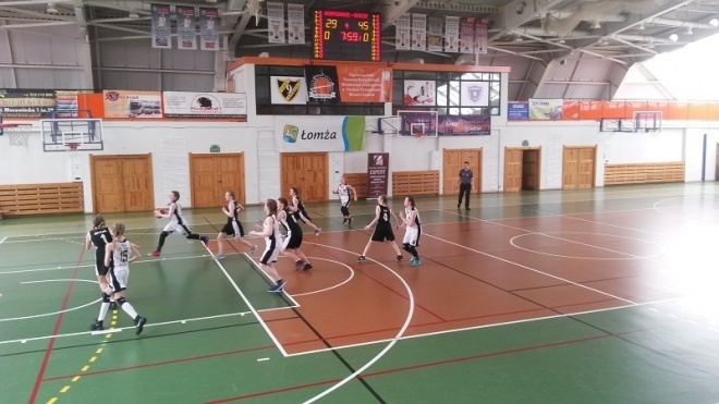 Koszykarki Unii Basket Ostrołęka na turnieju w Łomży - zdjęcie #1 - eOstroleka.pl