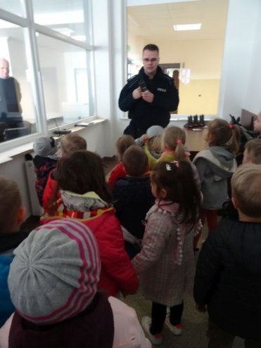 Przedszkolaki z Krainy Misiów z wizytą u ostrołęckich policjantów [ZDJĘCIA] - zdjęcie #6 - eOstroleka.pl