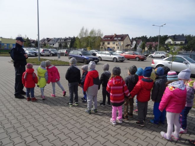 Przedszkolaki z Krainy Misiów z wizytą u ostrołęckich policjantów [ZDJĘCIA] - zdjęcie #7 - eOstroleka.pl