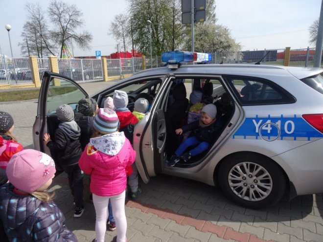 Przedszkolaki z Krainy Misiów z wizytą u ostrołęckich policjantów [ZDJĘCIA] - zdjęcie #14 - eOstroleka.pl
