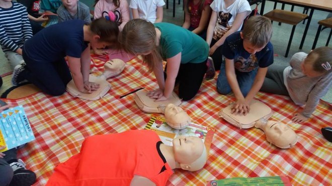 Mali Ratownicy z ostrołęckiej „dziesiątki” wiedzą jak udzielać pierwszej pomocy [ZDJĘCIA] - zdjęcie #5 - eOstroleka.pl