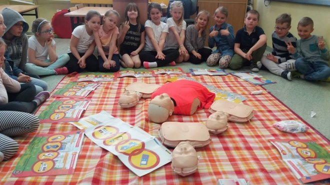 Mali Ratownicy z ostrołęckiej „dziesiątki” wiedzą jak udzielać pierwszej pomocy [ZDJĘCIA] - zdjęcie #15 - eOstroleka.pl