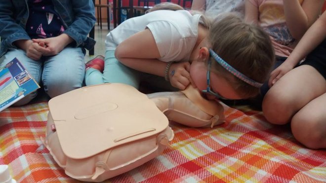 Mali Ratownicy z ostrołęckiej „dziesiątki” wiedzą jak udzielać pierwszej pomocy [ZDJĘCIA] - zdjęcie #16 - eOstroleka.pl