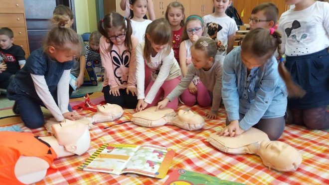 Mali Ratownicy z ostrołęckiej „dziesiątki” wiedzą jak udzielać pierwszej pomocy [ZDJĘCIA] - zdjęcie #20 - eOstroleka.pl