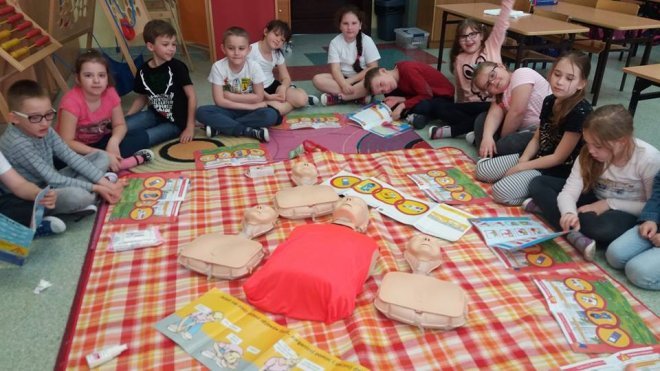 Mali Ratownicy z ostrołęckiej „dziesiątki” wiedzą jak udzielać pierwszej pomocy [ZDJĘCIA] - zdjęcie #23 - eOstroleka.pl