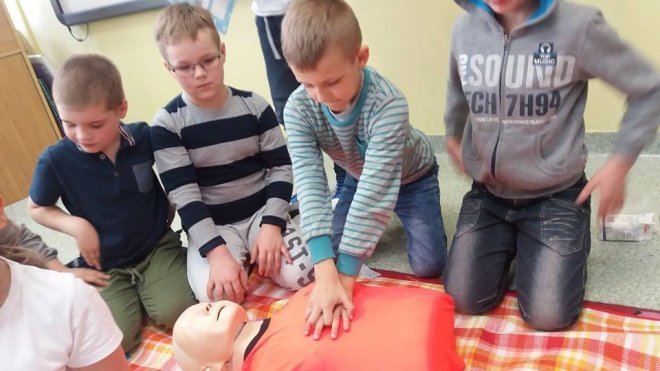 Mali Ratownicy z ostrołęckiej „dziesiątki” wiedzą jak udzielać pierwszej pomocy [ZDJĘCIA] - zdjęcie #29 - eOstroleka.pl