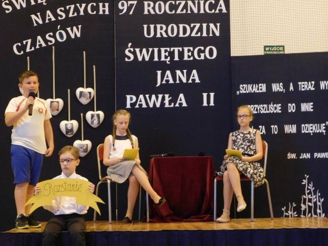 Dzień Patrona w Szkole Podstawowej nr 10 im. św. Jana Pawła II w Ostrołęce [ZDJĘCIA] - zdjęcie #1 - eOstroleka.pl