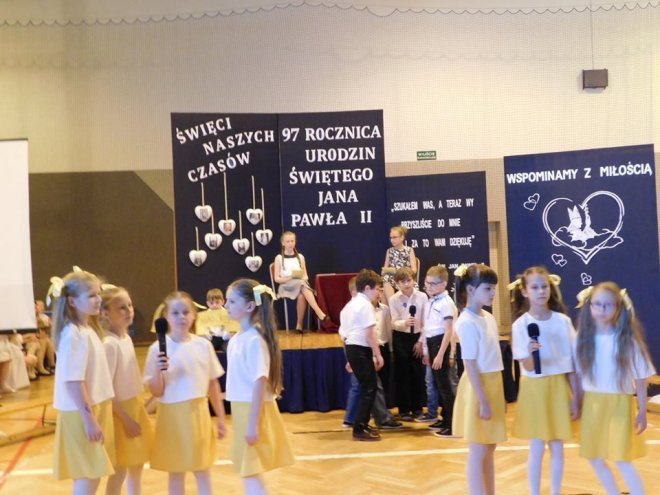 Dzień Patrona w Szkole Podstawowej nr 10 im. św. Jana Pawła II w Ostrołęce [ZDJĘCIA] - zdjęcie #17 - eOstroleka.pl