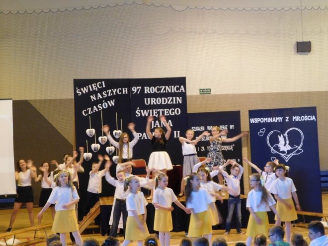 Dzień Patrona w Szkole Podstawowej nr 10 im. św. Jana Pawła II w Ostrołęce [ZDJĘCIA] - zdjęcie #25 - eOstroleka.pl