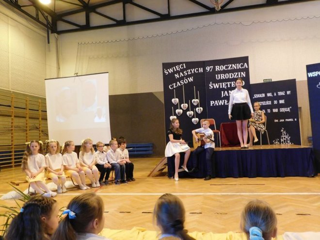 Dzień Patrona w Szkole Podstawowej nr 10 im. św. Jana Pawła II w Ostrołęce [ZDJĘCIA] - zdjęcie #40 - eOstroleka.pl