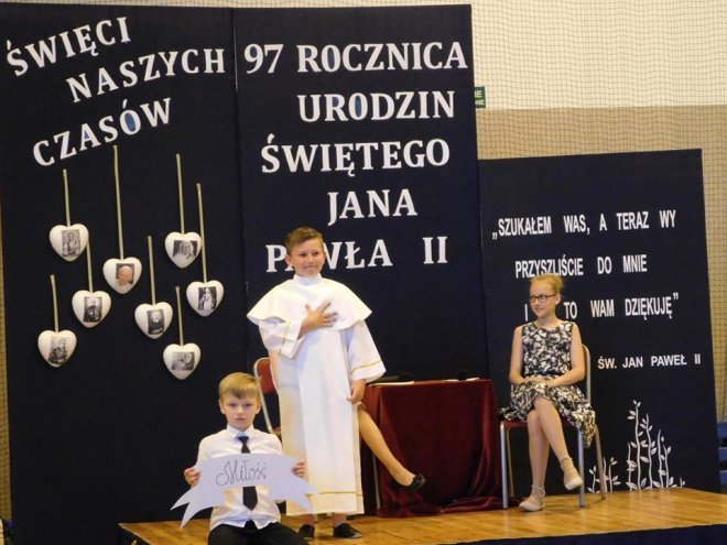 Dzień Patrona w Szkole Podstawowej nr 10 im. św. Jana Pawła II w Ostrołęce [ZDJĘCIA] - zdjęcie #48 - eOstroleka.pl