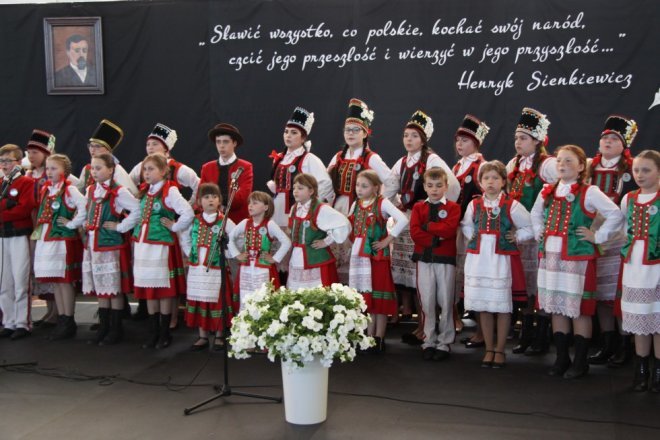 Łyse: Uroczystości szkolnego jubileuszu z udziałem Jerzego Hoffmana [ZDJĘCIA] - zdjęcie #2 - eOstroleka.pl
