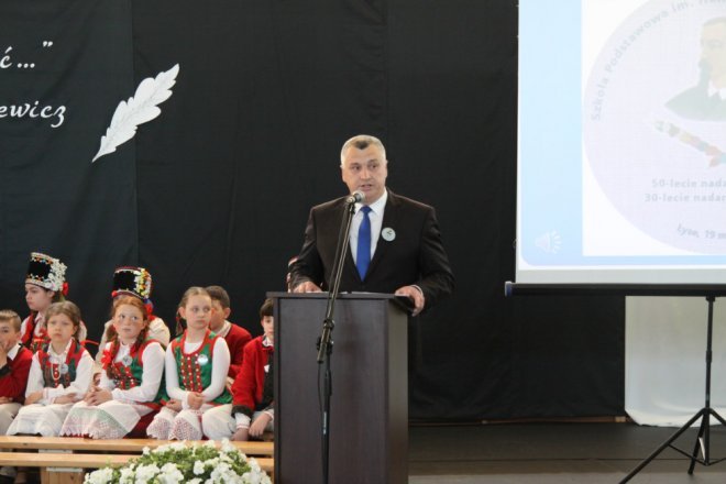 Łyse: Uroczystości szkolnego jubileuszu z udziałem Jerzego Hoffmana [ZDJĘCIA] - zdjęcie #42 - eOstroleka.pl