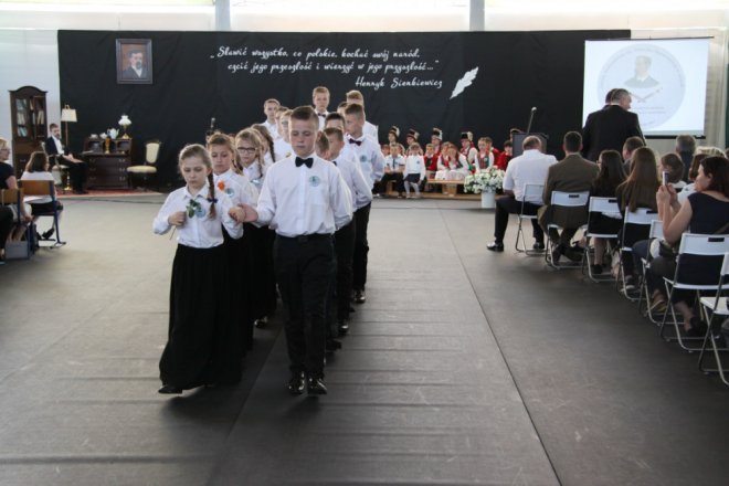 Łyse: Uroczystości szkolnego jubileuszu z udziałem Jerzego Hoffmana [ZDJĘCIA] - zdjęcie #46 - eOstroleka.pl