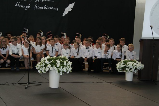 Łyse: Uroczystości szkolnego jubileuszu z udziałem Jerzego Hoffmana [ZDJĘCIA] - zdjęcie #60 - eOstroleka.pl