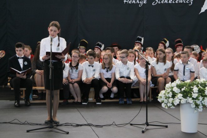 Łyse: Uroczystości szkolnego jubileuszu z udziałem Jerzego Hoffmana [ZDJĘCIA] - zdjęcie #61 - eOstroleka.pl