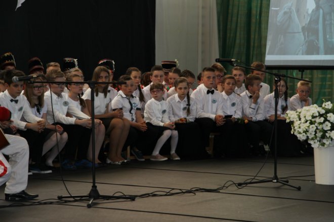 Łyse: Uroczystości szkolnego jubileuszu z udziałem Jerzego Hoffmana [ZDJĘCIA] - zdjęcie #64 - eOstroleka.pl