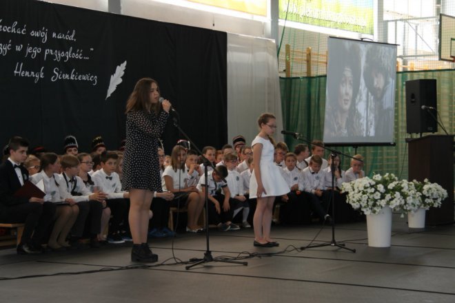 Łyse: Uroczystości szkolnego jubileuszu z udziałem Jerzego Hoffmana [ZDJĘCIA] - zdjęcie #66 - eOstroleka.pl