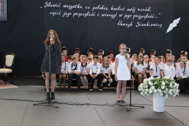 Łyse: Uroczystości szkolnego jubileuszu z udziałem Jerzego Hoffmana [ZDJĘCIA] - zdjęcie #69 - eOstroleka.pl