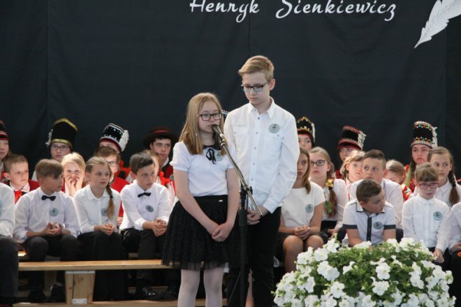 Łyse: Uroczystości szkolnego jubileuszu z udziałem Jerzego Hoffmana [ZDJĘCIA] - zdjęcie #73 - eOstroleka.pl
