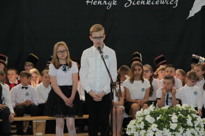 Łyse: Uroczystości szkolnego jubileuszu z udziałem Jerzego Hoffmana [ZDJĘCIA] - zdjęcie #74 - eOstroleka.pl