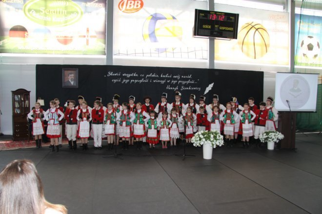 Łyse: Uroczystości szkolnego jubileuszu z udziałem Jerzego Hoffmana [ZDJĘCIA] - zdjęcie #77 - eOstroleka.pl