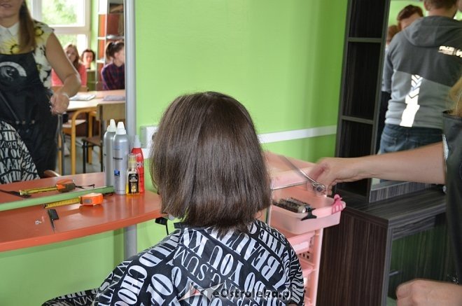 Uczennice ZSZ nr 2 ścięły włosy by wspomóc chorych na nowotwory [ZDJĘCIA] - zdjęcie #11 - eOstroleka.pl