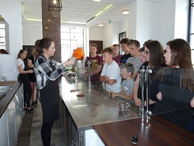 Uczniowie „dwójki” z wizytą w warszawskiej Manufakturze Czekolady [ZDJĘCIA] - zdjęcie #26 - eOstroleka.pl