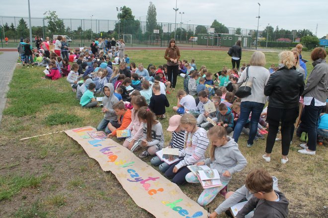 Uczniowie ostrołęckich szkół bili rekord w czytaniu [01.06.2017] - zdjęcie #10 - eOstroleka.pl