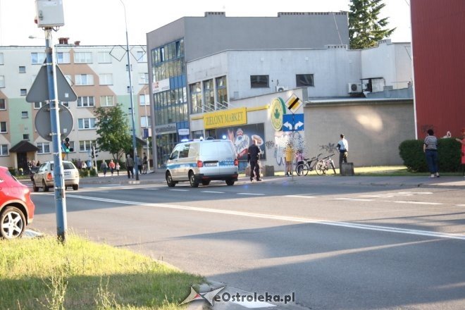 Nietypowa kolizja z udziałem dwójki dzieci w centrum Ostrołęki [ZDJĘCIA] - zdjęcie #1 - eOstroleka.pl