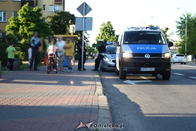 Nietypowa kolizja z udziałem dwójki dzieci w centrum Ostrołęki [ZDJĘCIA] - zdjęcie #4 - eOstroleka.pl