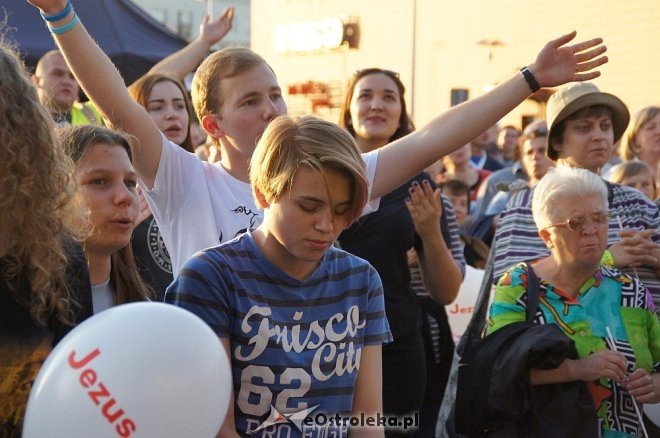 Koncert uwielbienia „Zjednoczeni dla Miłości” po raz trzeci w Ostrołęce [WIDEO, ZDJĘCIA] - zdjęcie #51 - eOstroleka.pl