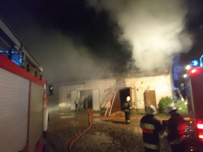 -Po uderzeniu pioruna spłonęła stodoła [ZDJĘCIA] - zdjęcie #1 - eOstroleka.pl
