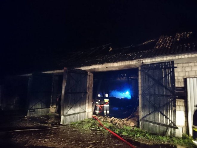 -Po uderzeniu pioruna spłonęła stodoła [ZDJĘCIA] - zdjęcie #14 - eOstroleka.pl