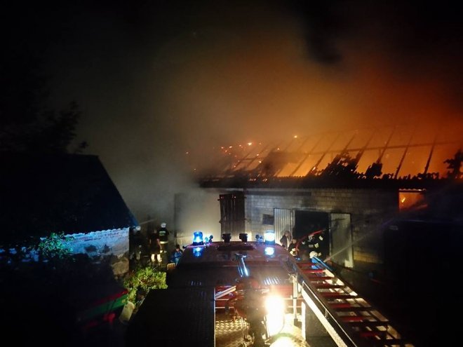 -Po uderzeniu pioruna spłonęła stodoła [ZDJĘCIA] - zdjęcie #18 - eOstroleka.pl