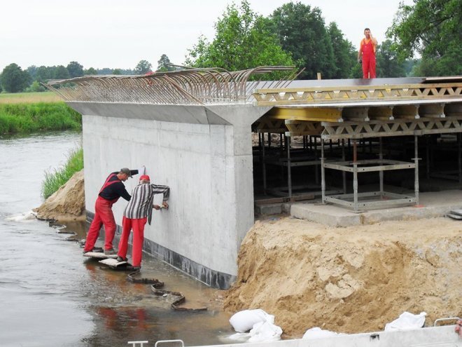 Czarnotrzew: Trwa przebudowa mostu na rzece Omulew [ZDJĘCIA] - zdjęcie #6 - eOstroleka.pl