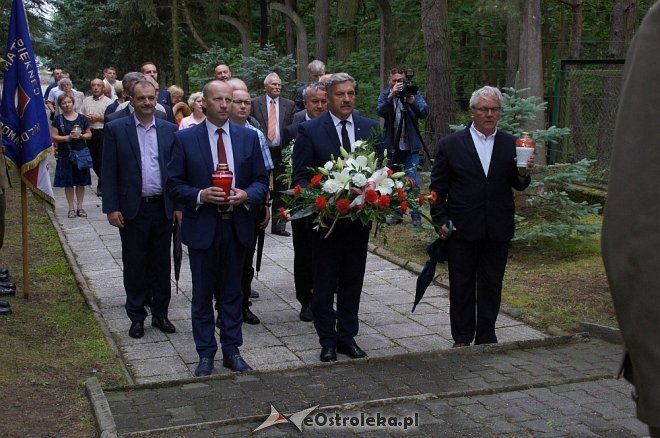Ostrołęczanie oddali hołd ofiarom zbrodni wołyńskiej [WIDEO, ZDJĘCIA] - zdjęcie #11 - eOstroleka.pl