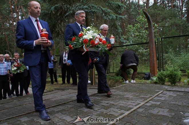Ostrołęczanie oddali hołd ofiarom zbrodni wołyńskiej [WIDEO, ZDJĘCIA] - zdjęcie #15 - eOstroleka.pl