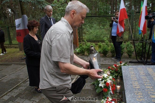 Ostrołęczanie oddali hołd ofiarom zbrodni wołyńskiej [WIDEO, ZDJĘCIA] - zdjęcie #22 - eOstroleka.pl