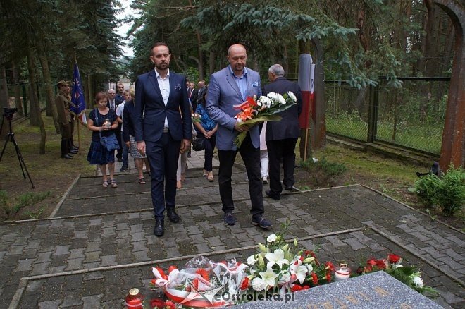 Ostrołęczanie oddali hołd ofiarom zbrodni wołyńskiej [WIDEO, ZDJĘCIA] - zdjęcie #28 - eOstroleka.pl