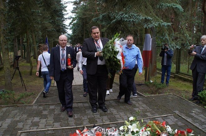 Ostrołęczanie oddali hołd ofiarom zbrodni wołyńskiej [WIDEO, ZDJĘCIA] - zdjęcie #38 - eOstroleka.pl