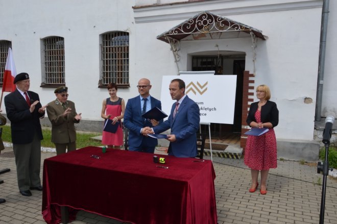 Uroczyste podpisanie umowy na budowę MŻW [14.07.2017] - zdjęcie #18 - eOstroleka.pl